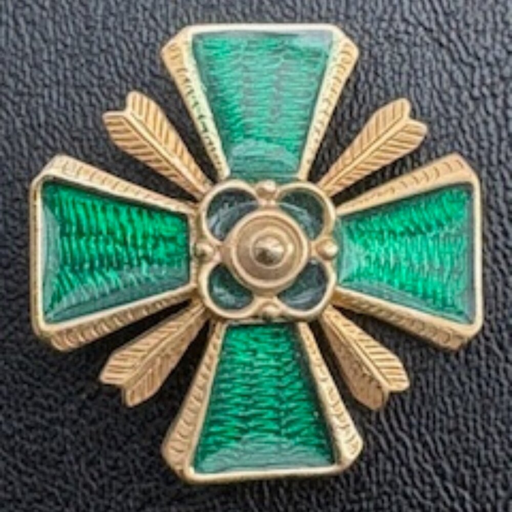Gold tone Maltese cross brooch-Green enamel